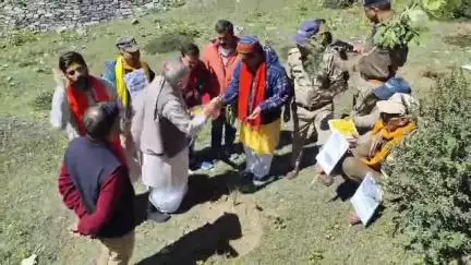 जोशीमठ: बदरीनाथ क्षेत्र में बीकेटीसी उपाध्यक्ष ऋषि प्रसाद सती ने मां के नाम अभियान के तहत किया वृक्षारोपण