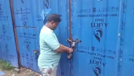 ধূপগুড়ি: বানারহাটে চক্ষু হাসপাতালের জমিতে লাগানো তালা খুলে দিল পুলিস শুরু হল বিতর্ক