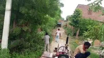 गा्म बारी पूरी कल्लू मल मे चल रहा सफाई का अभी यान काली रोड और गलीयो मे होरहा सफाई