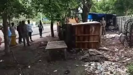 आगरा: आगरा कैंट रेलवे स्टेशन रोड पर नगर निगम का बुलडोजर गरजा, अवैध अतिक्रमण को हटाया गया