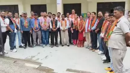 चम्पावत: शक्तिपुरबुंगा सीट से भाजपा प्रत्याशी मनमोहन बोहरा ने दलबल के साथ किया नामांकन