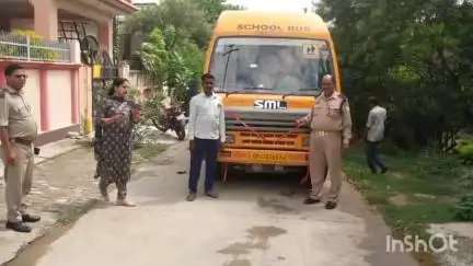 नवाबगंज: महारानी लक्ष्मीबाई कॉलेज में मानकों की जांच करने पहुंचा प्रवर्तन दल, 2 सीज और 12 स्कूली वाहनों का चालान