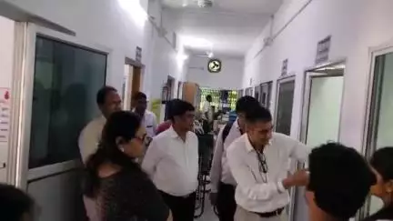 सिमडेगा: सिमडेगा उपायुक्त ने सदर अस्पताल का औचक निरीक्षण किया, 108 एंबुलेंस की व्यवस्था पर जताई चिंता