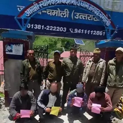 जोशीमठ: श्री बद्रीनाथ धाम में हुड़दंग कर उत्पात मचा रहे चार युवकों को बदरीनाथ पुलिस ने गिरफ्तार कर चालानी कार्रवाई की