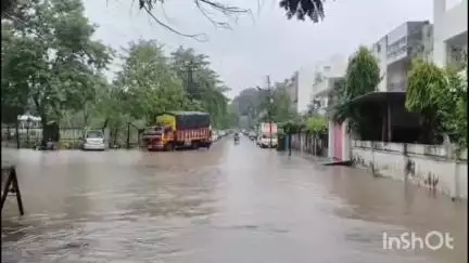 उज्जैन शहर: उज्जैन शहर में हुई तेज बारिश के बाद दशहरा मैदान के पास जल भराव की स्थिति से लोग हुए परेशान #jansamsyaa