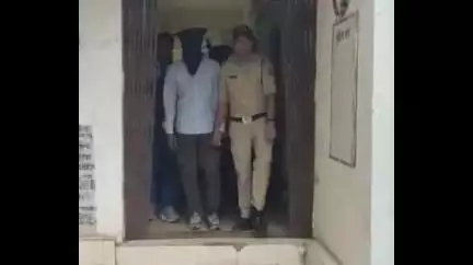 शिवपुरी नगर: मेरठ के ठगों ने सईसपुरा निवासी वृद्ध महिला से चमकीला नग देकर सोने के फूल ठगे, पकड़े गए