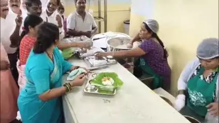 ಕೆ.ಜಿ.ಎಫ್: ನಗರದ ಇಂದಿರಾ ಕ್ಯಾಂಟೀನ್ ನಲ್ಲಿ ಊಟ ಸವಿದ ಶಾಸಕಿ ರೂಪಕಲಾ ಶಶಿಧರ್
