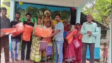 কৃষ্ণনগর ১: কৃষ্ণনগর তপশিলি জাতি ও আদিবাসী সমাজ কল্যাণ সমিতির কার্যালয় থেকে আদিবাসী সম্প্রদায়ের মানুষের হাতে তুলে দেয়া হল তৃপল