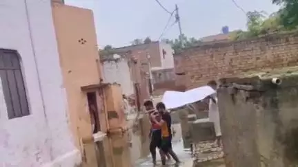 बुढ़ाना: बुढाना तहसील क्षेत्र के टांडा माजरा से आई मानवता को शर्मसार करने वाली तस्वीर अर्थी को गंदे पानी मे ले जातेलोग#Jansamasya