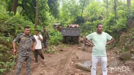 सतगावां: सतगावां में अवैध बालू ले जा रहे तीन ट्रैक्टर जब्त किए गए