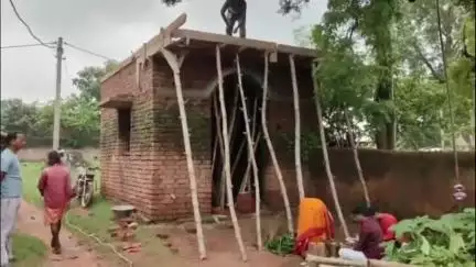 गांडेय प्रखंड के अहिल्यापुर गांव स्थित सार्वजनिक काली मंदिर का ढलाई कार्य विधिवत शुरू