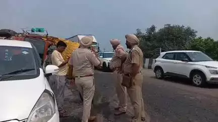 ਖੰਨਾ: ਨੈਸ਼ਨਲ ਹਾਈਵੇਅ ਖੰਨਾ ਪੁੱਲ ਉਪਰ ਪਲਟਿਆ ਟਰੱਕ ਵੱਡਾ ਹਾਦਸਾ ਹੋਣ ਤੋ ਟਲਿਆ ਡਰਾਈਵਰ ਵਾਲ-ਵਾਲ ਬਚਿਆ