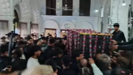 सफीपुर: सफीपुर के इमामबाड़े में 9 मोहर्रम की मजलिस में 6 माह के शहीद अली असगर की याद में झूले की शबीह लाई गई