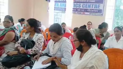 बैरिया: बैरिया सामुदायिक स्वास्थ्य केंद्र में एएनएम को दिया गया प्रशिक्षण