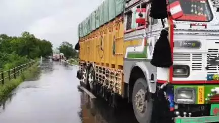 रावेर: भुसावळ फैजपूर रस्त्यावर आमोदा गावाच्या पुढे मोर नदीच्या वळणावर पुन्हा अपघात,दोन वाहन रस्त्याच्या कडेला कोसळली,