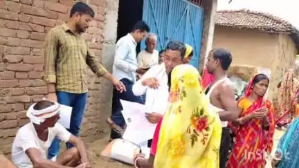 कलेर: बेलॉव पंचायत में मतदाता सूची पुनरीक्षण के लिए पैक्स अध्यक्ष मुलायम यादव ने चलाया जागरूकता अभियान