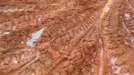 लांजी: बिसोनी पंचायत के दखनीटोला में ग्रामीणों ने आवास रोड को किया बंद, लगाया आवागमन प्रतिबंध बोर्ड