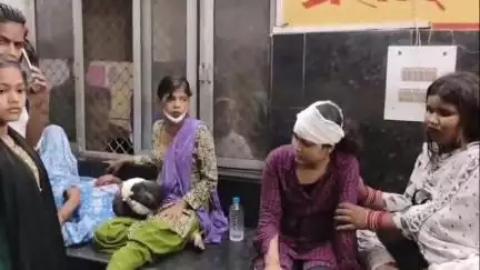 इटावा: सिविल लाइन क्षेत्र में ई-रिक्शा सवार चार लोग कार की टक्कर से घायल हुए
