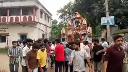 महेशपुर: महेशपुर में धूमधाम से निकाली गई भगवान जगन्नाथ उल्टा रथयात्रा, उमड़ी श्रद्धालुओं की भीड़