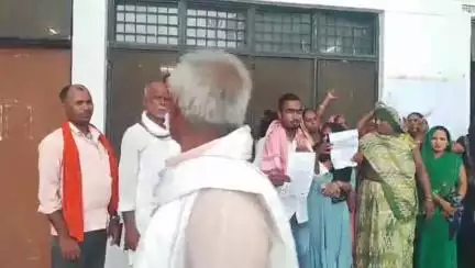 सगड़ी: नई बस्ती पकड़ीहवा निवासी ग्रामीणों ने रास्ते की समस्या को लेकर किया विरोध प्रदर्शन, एसडीएम को सौंपा ज्ञापन #jansamasya