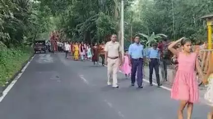 আলিপুরদুয়ার ২: খাটা জানি এলাকায় উল্টো রথের দড়িতে টান দিতে রাস্তায় দাঁড়িয়ে বৃদ্ধ জনেরা
