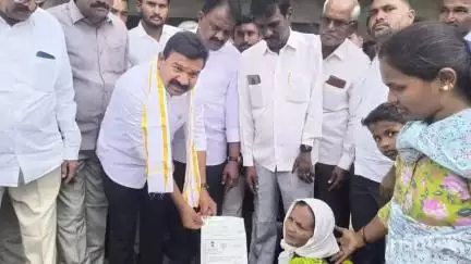 ఇల్లంతకుంట: కళ్యాణ లక్ష్మి, షాదీ ముబారక్,సిఎంఆర్ఎఫ్ చెక్కులు పంపిణీ చేసిన మానకొండూరు శాసనసభ్యులు కవ్వంపల్లి సత్యనారాయణ...