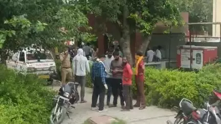 महावन: बरारी कोल्ड स्टोर के समीप बाइक सवार को कार ने मारी टक्कर, पांच बहनों के भाई की हुई मौत