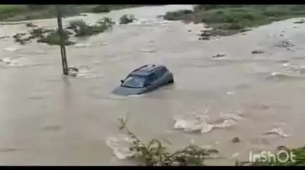 ખંભાળિયા: દ્વારકા જીલ્લા માં ધોધમાર વરસાદ ના પગલે નાવદ્રા  ગામ ના પાટિયા પાસે  પાણી ના પ્રવાહ માં એક કાર તણાઈ.