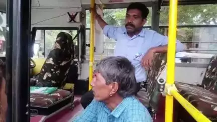 इंदौर: चंदन नगर में चलती स्कूल बस से निकला धुंआ, राहगीर की सूझबूझ से टला बड़ा हादसा, कई बच्चे थे सवार