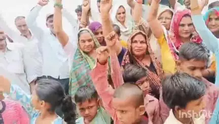 धामपुर: बुढाननगर के प्राथमिक विद्यालय को तिवड़ी कंपोजिट विद्यालय में पेयरिंग किए जाने का ग्रामीणों ने किया विरोध