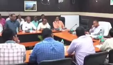 गोलमुरी-सह-जुगसलाई: स्वास्थ्य सेवाओं की समीक्षा बैठक में उपायुक्त ने दिए कड़े निर्देश, संस्थागत प्रसव, टीकाकरण और कुपोषण उन्मूलन पर ज़ोर