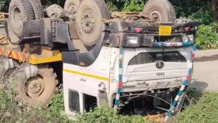 शाहजहांपुर: नेशनल हाईवे पर हिंदुस्तान ढाबा के पास ट्रैक्टर लेकर जा रहा ट्राला अनियंत्रित होकर पलटा, चालक और हेल्पर बाल-बाल बचे