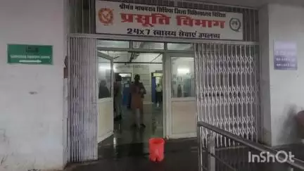 विदिशा नगर: अस्पताल के मेटरनिटी वार्ड में जलभराव से मरीजों के परिजनों की बढ़ी परेशानी