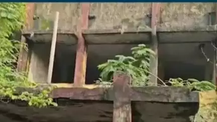 रायगढ़: रायगढ़ डिग्री कॉलेज के पीछे खंडहर पड़ा छात्रावास बना नशेड़ियों का अड्डा