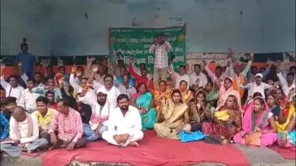 धनबाद/केंदुआडीह: भूमि विभाग: अवैध कब्जे और जबरन मकान निर्माण का मामला उजागर, निर्भर चौक पर घटवार समाज का धरना प्रदर्शन