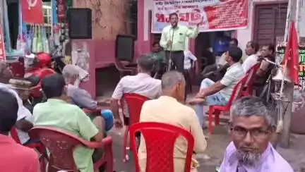ভগবানগোলা ১: শ্রম কোড বাতিলের দাবিতে ভগবানগোলায় বাম সংগঠনগুলির প্রতিবাদ সমাবেশ