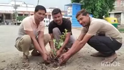औरैया: दिबियापुर सामुदायिक स्वास्थ्य केंद्र में स्वास्थ्य कर्मियों ने किया वृक्षारोपण
