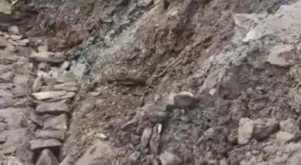 पोखरी: पोखरी कर्णप्रयाग मोटर मार्ग विनगढ के समीप दो दिनों से अवरुद्ध, लोगों को आवागमन में हो रही परेशानी