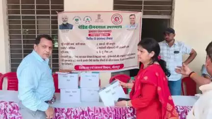 धौलपुर: वीरोंधा गांव में जिला परिषद सीईओ और उपखंड अधिकारी ने निक्षय मित्र बनकर टीबी मरीजों को बांटे पोषण किट