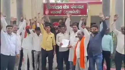 महाराजगंज: थुलेडी ग्राम सभा में सड़क निर्माण को लेकर ग्रामीणों ने वीडियो कार्यालय पर किया प्रदर्शन, कार्य शुरू करने की मांग