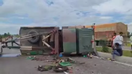 झांसी: झांसी ललितपुर हाईवे पर सेना की क्रेन भैंस को बचाने के प्रयास में अनियंत्रित होकर डिवाइडर से टकराकर पलटी, 2 सैनिक घायल