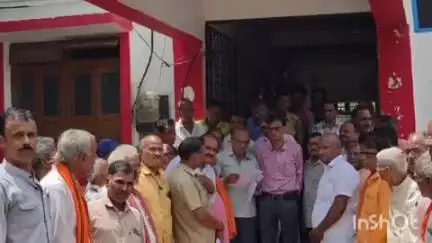 भानपुरा: भानपुरा तहसील कार्यालय में अखिल भारतीय संत समिति धर्म समाज पुजारी द्वारा मुख्यमंत्री के नाम तहसीलदार को दिया ज्ञापन