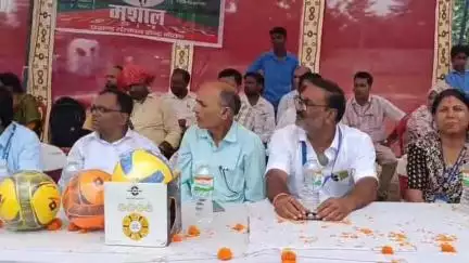 नौतन: प्रखंड स्तरीय मशाल खेल प्रतियोगिता का आयोजन, बीईओ, प्रमुख व उप प्रमुख ने दीप प्रज्वलित कर किया उद्घाटन