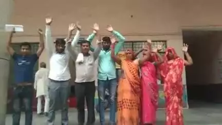अमृतपुर: तुषार गांव में दबंग होमगार्ड ने सार्वजनिक नाली का पानी बंद किया, पीड़ित महिलाएं उप जिलाधिकारी के पास पहुंची