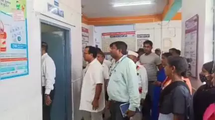जोगापट्टी: सिविल सर्जन ने किया योगापट्टी पीएचसी का निरीक्षण, सफाई व्यवस्था पर जताई नाराज़गी