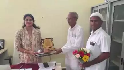 रायसेन: सांची से नायब तहसीलदार नियति साहू को सम्मानपूर्वक विदाई, समाजसेवी पूरन सिंह लोधी ने भेंट किया शाल व श्रीफल