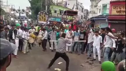 दुमका: मोहर्रम को लेकर शहर में निकला छोटा ताजिया जुलूस, टीन बाजार चौक पर दिखाया गया करतब