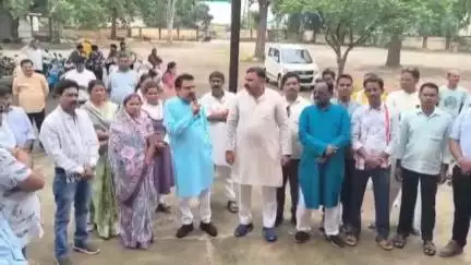 महासमुंद: खल्लारी विधायक के नेतृत्व में कांग्रेसियों ने बागबाहरा में सहकारी समितियों में खाद बीज की कमी को लेकर किया विरोध