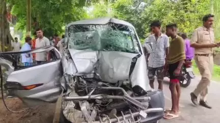 কৃষ্ণনগর ১: বড় চাঁদ ঘর বাগানবাড়ি এলাকায় মারুতি ভ্যান ও ইঞ্জিন চালিত ভ্যানের মুখোমুখি সংঘর্ষে মৃত্যু হল চার চাকা গাড়ির চালকের