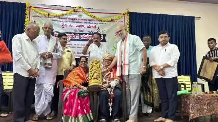 ಯಲ್ಲಾಪುರ: ಪಟ್ಟಣದ ಟಿ.ಎಂಎಸ್. ಸಭಾಂಗಣದಲ್ಲಿ ಸೇವಾ ನಿವೃತ್ತಿ ಹೊಂದಿದವರಿಗೆ ಸನ್ಮಾನಿಸಿದ ಶಾಸಕ ಶಿವರಾಮ್ ಹೆಬ್ಬಾರ್